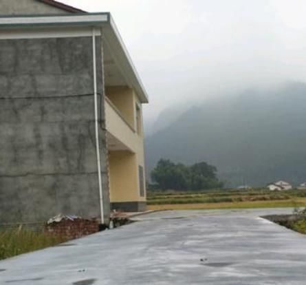  [发生]从小洞变大坑，从“村村通”变成农村的“村村痛”，这中