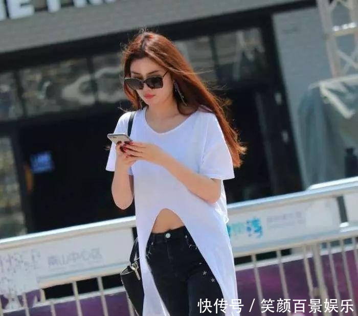  [曲线美]美女搭配不规则T恤裙搭配牛仔裤，穿出曲线美！