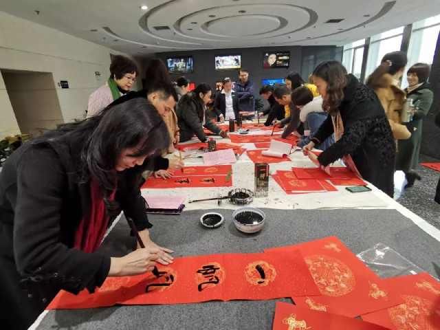  火红■火红春联，自然是散发着墨香的最好！