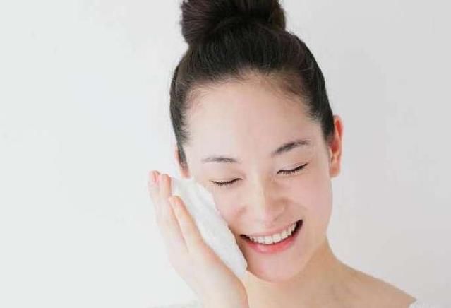 女人用白醋洗脸，皮肤真的会“变白”吗？看完你或许就明白了！