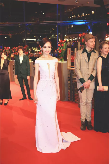 唐嫣真敢穿，粉色裙开缝惊艳全场，网友：罗晋批准了吗？