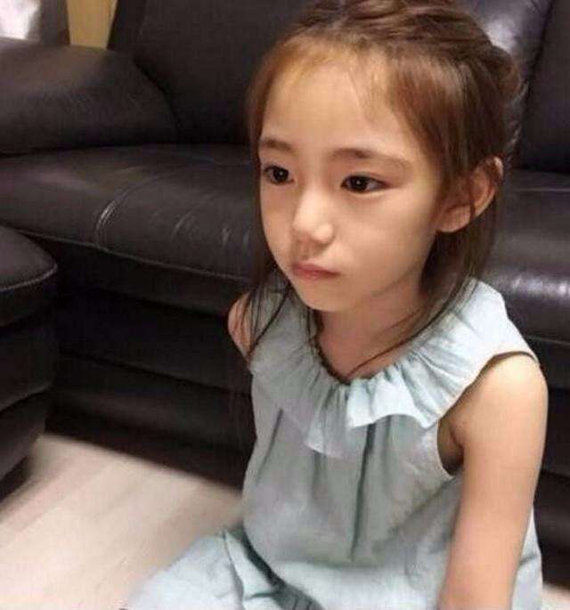 她7岁开始化妆, 8岁骨骼停止生长, 长相停留在14岁, 五官很精致