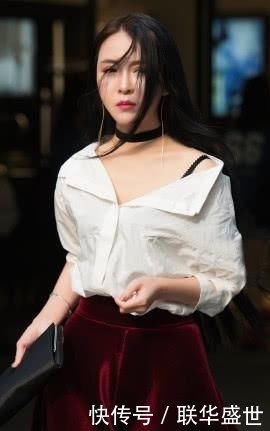  「复古」白衬衫搭配暗红色半身裙，复古典雅，尽显气质女神的端庄之美