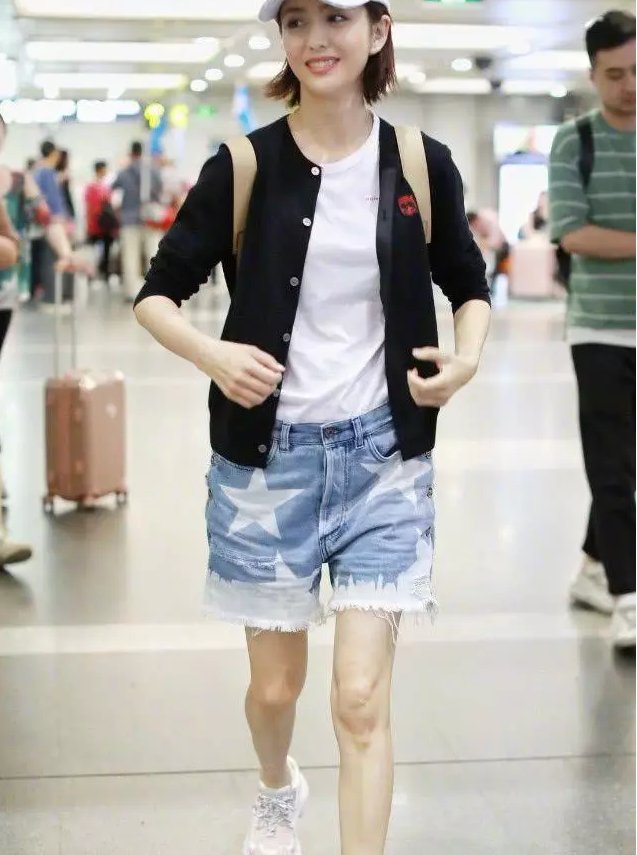 佟丽娅瘦出新高度，穿牛仔短裤凸显“筷子腿”,这有70斤吗?