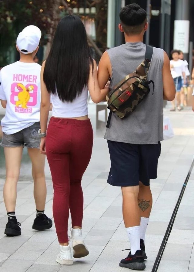 丰腴身材的小姐姐总喜欢穿紧致修身的紧身裤,勾勒身形更加性感吸