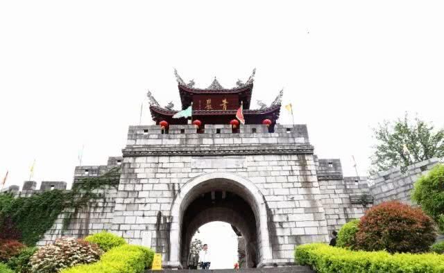 中国第一条旅游高铁正式通车！400余个4A级以上景区，一路美食美