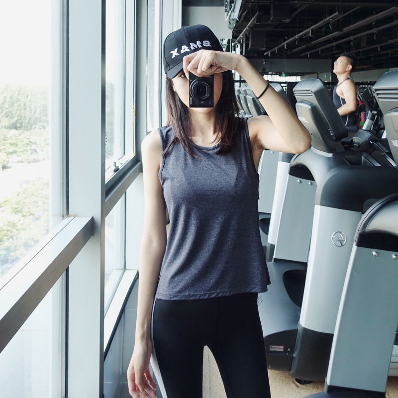 健身房的美女真多，紧身衣勾勒迷人线条，身材更是S型啊~