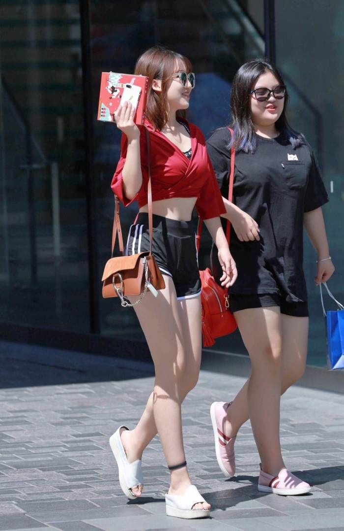 街拍:图一穿着太大胆，图二图三小姐姐北上广没有房你就不配看