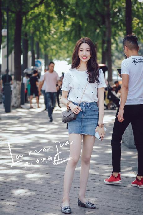 街拍:俏皮一字领,展现俏丽性感的你