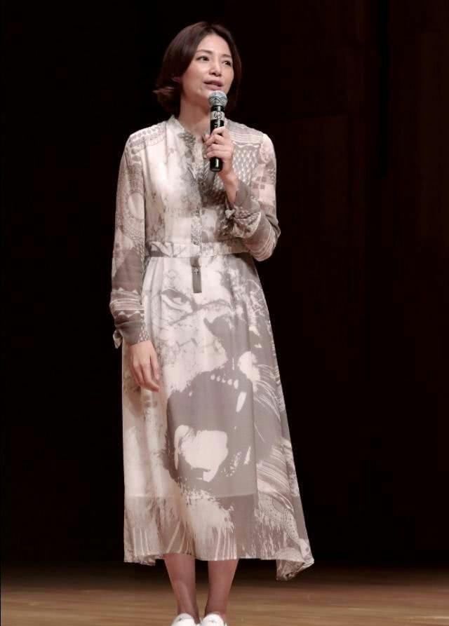 女性@终于相信你是70后了，董卿卸妆前后差别真大！素颜出镜难掩盖疲态