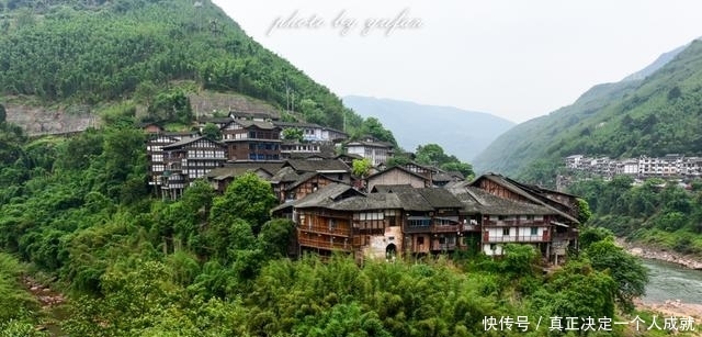 三面环水的古堡, 不通公路的古镇, 竟然没有一栋现代建筑