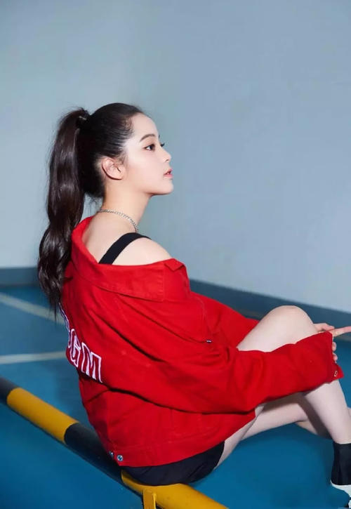 当165的宋祖儿遇上167的欧阳娜娜,腿部修长白皙令人羡慕