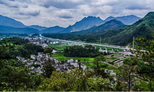 国内最美高铁：沿途遍布5A级景区，游客争相乘坐，场面堪比春运