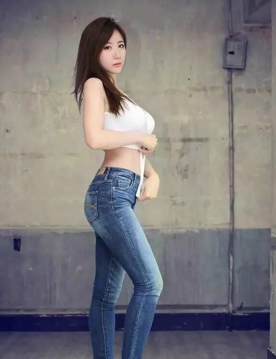 紧身牛仔裤美女，甜美有型，尽显苗条身材！