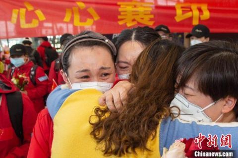  辽宁@辽宁医疗队389人返程 湖北襄阳市民夹道送别