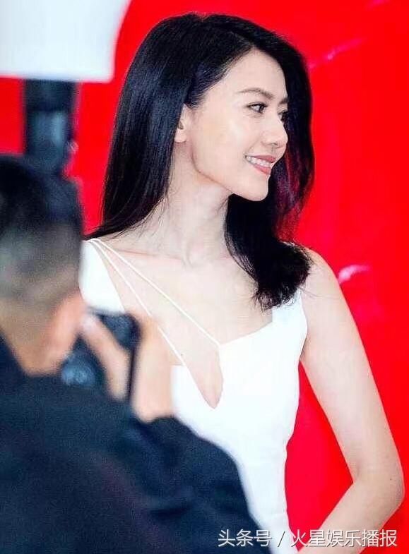 高圆圆身着性感白色连衣裙亮相活动 吊带貌似跑偏了