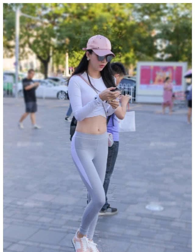  『美女』清新秀美看上去既休闲又时尚，清清爽爽的感觉还很显腿长