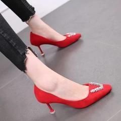 尖头高跟让脚显得更加的纤细，高跟鞋美爆秋季，想不吸引眼球都难