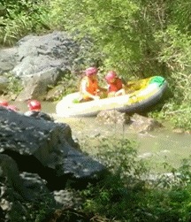 姑娘，你裙子挺好看的，只是脚上的鞋子好想不搭配吧，真尴尬