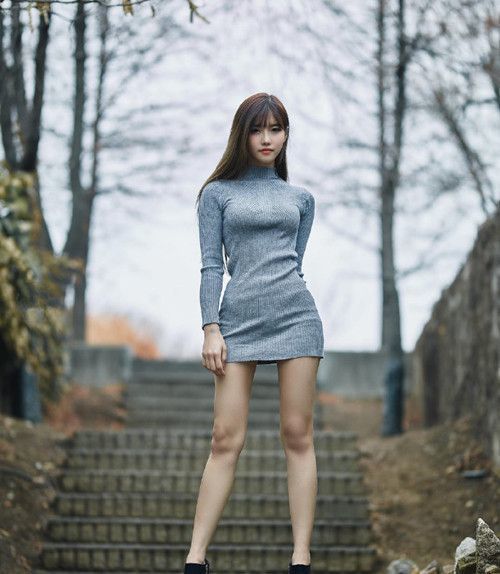  『气质』街拍：身穿白色针织裙的小美女，长发披肩，气质恬静温婉
