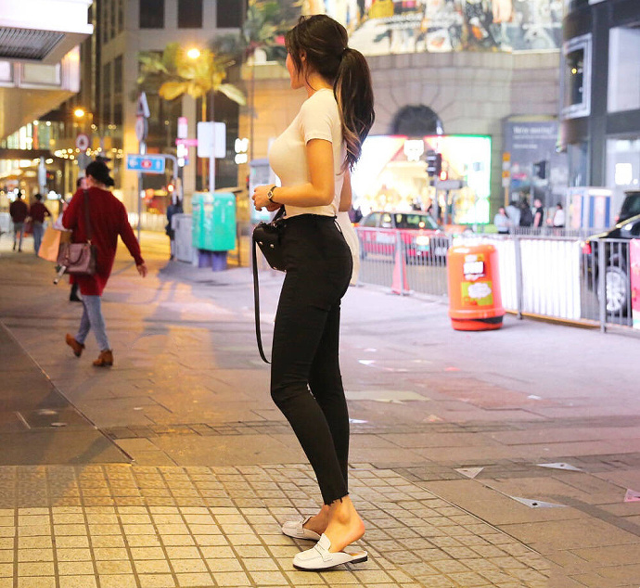 街拍：打底裤美女，图1美女牛仔热裤配白色吊带，十足清纯女神！