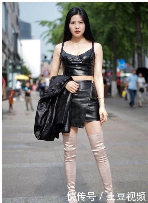 风采|街拍:优雅洋气的小姐姐,展现高挑身段,是别样的风采