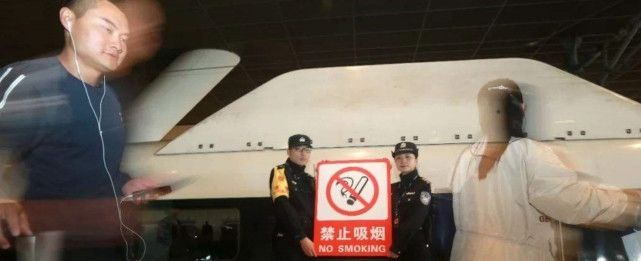 高铁上不允许抽烟，到站了下车抽根烟，结果车开走了应该怎么办？