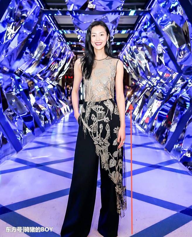 49岁许晴才是隐藏“腿精”?身高168腿长直逼178的刘雯!