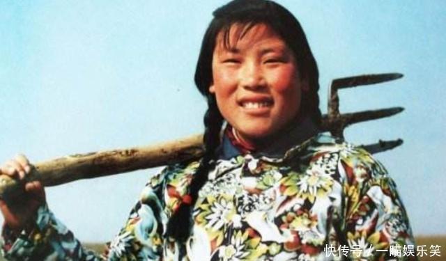  姑娘■农村姑娘在地里挖到1宝石，专家：价值连城，最终上交国家