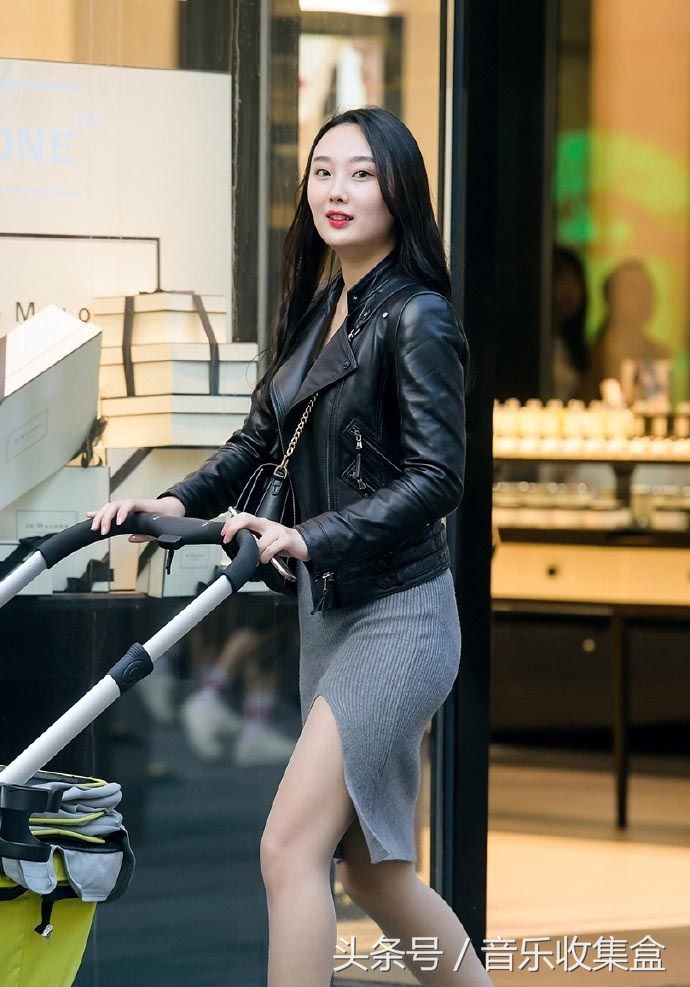 北京街拍:半身裙这样搭配很迷人，而且优雅好看!