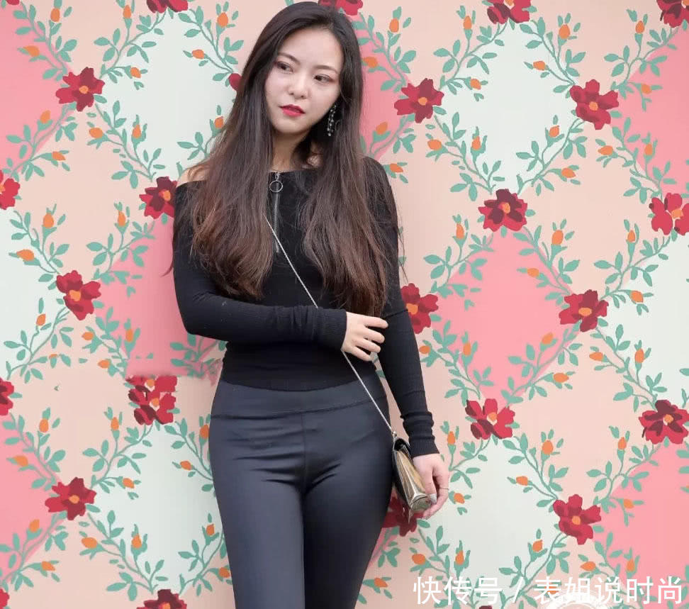 千娇百媚人间尤物，前凸后翘的小姐姐，紧身装勾勒出傲人身姿