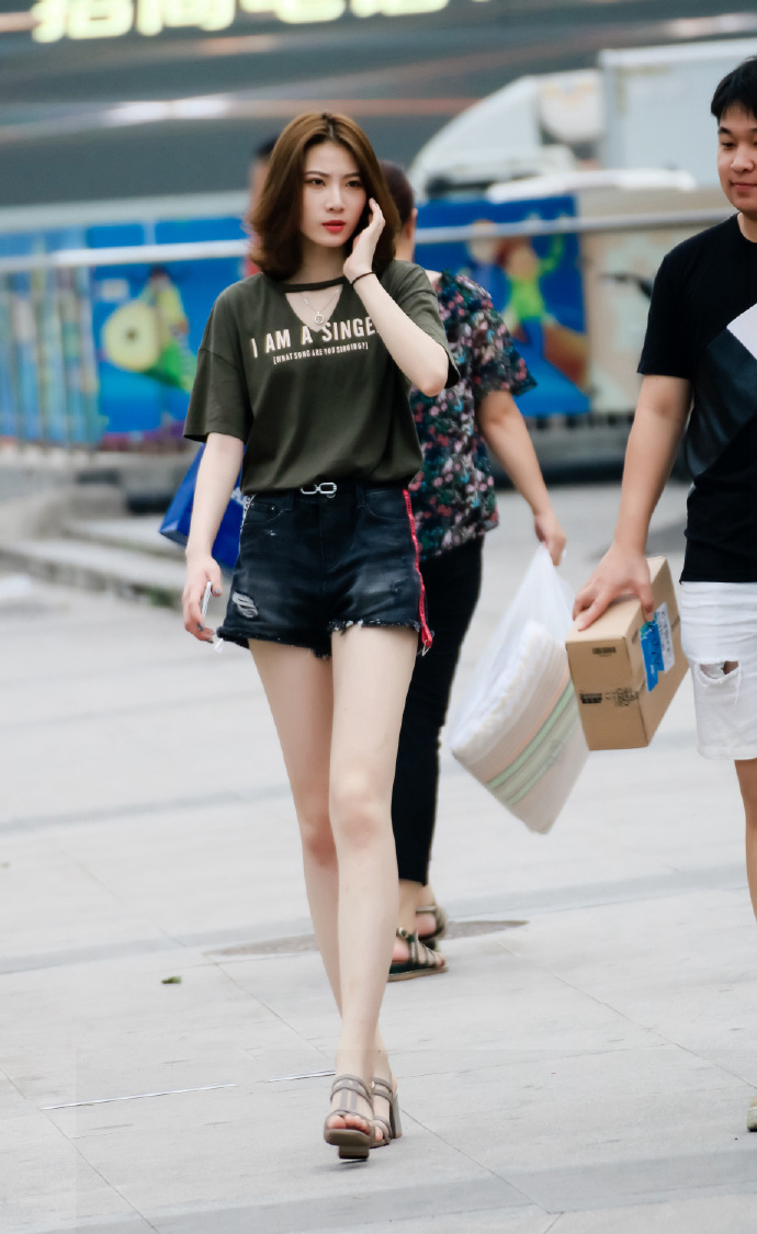 颜值美女腿长一米，胸前一个大写的D就问你美不美？