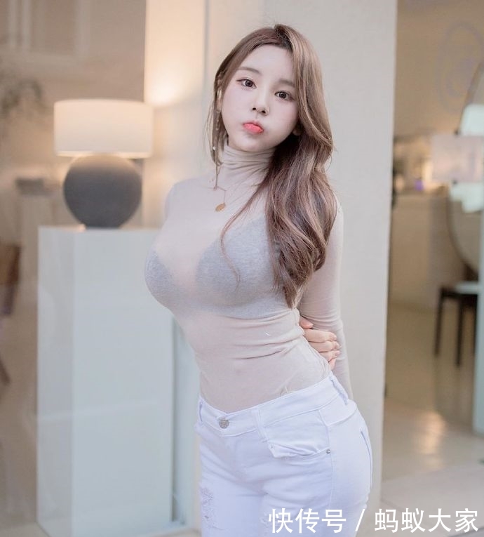  皮草：街拍美女：时尚魅力的小姐姐，简约不简单的穿搭，尽显女神范儿！