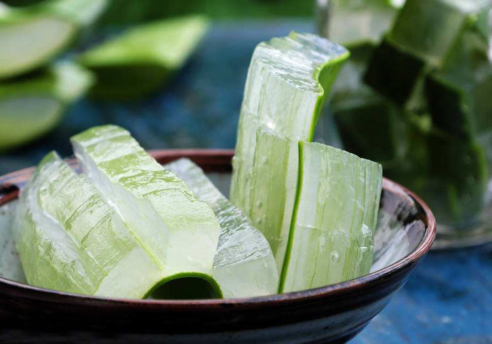 做皮肤科专家的外婆告诉我，常用这植物液擦脸，到老不长皱纹眼袋