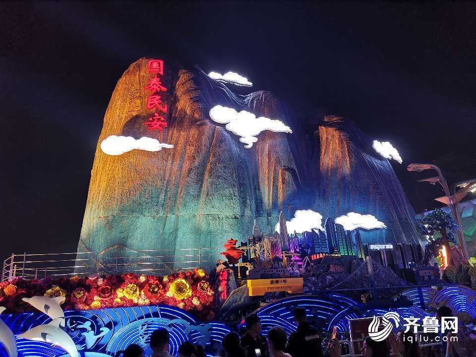  「彩车」国庆山东彩车揭秘：车上43人、正副司机3名，熄火照样能