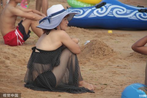 青岛海水浴场游人密密麻麻如下饺子