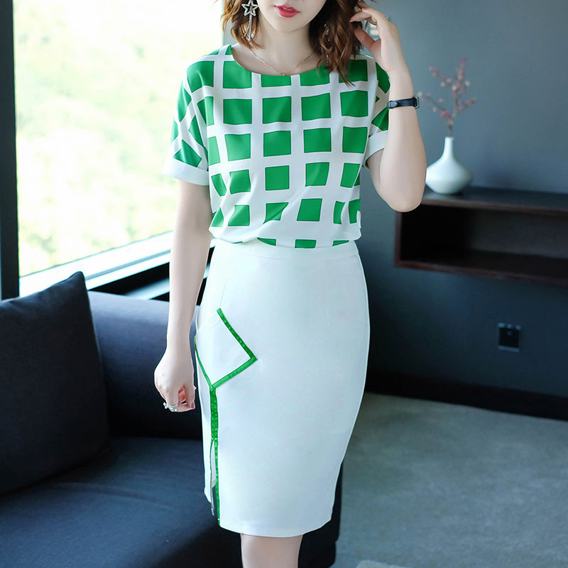 女人胆子越来越大了，短裙不穿安全裤，一点都不怕走光!确实太美