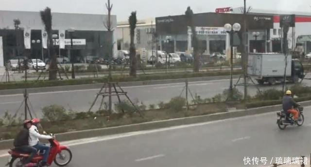 实拍中国开到越南的火车，看看是什么样，你坐过吗