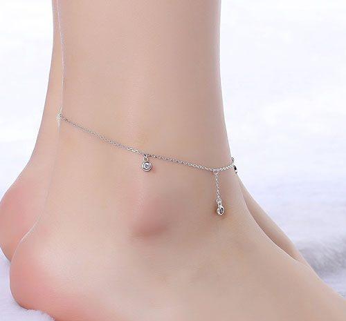 纤细玉足露脚踝,搭上一条精致的小脚链,时髦显脚嫩白!