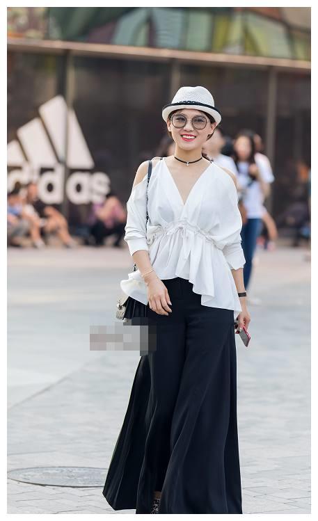 小姐姐迷人的锁骨,纤细的小蛮腰,加上完美有致的身材特别抢眼!