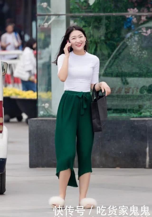  『美女』清新时尚给人清爽利落的感觉，行走间显满满的时尚活力气息