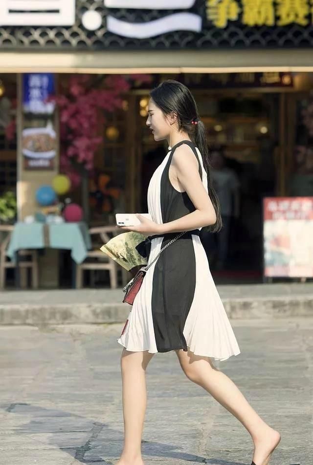  『笑嫣然』街拍：语笑嫣然的美女，一件黑色的连衣裙，青春靓丽美