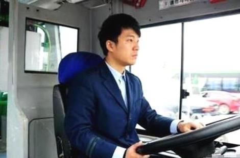 公交车司机开车为啥从不系安全带，并且也不会被罚款？终于知道了