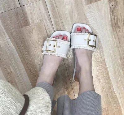 今年夏天给你的脚丫放个假，换掉累脚的高跟鞋，凉鞋能让你更好看