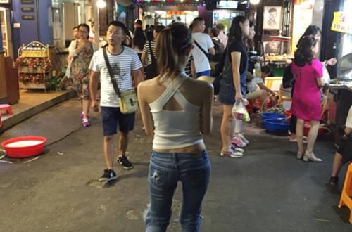  女性朋友■女人后腰的两个凹点是什么？有很多女人都没有，其实它是这样的！