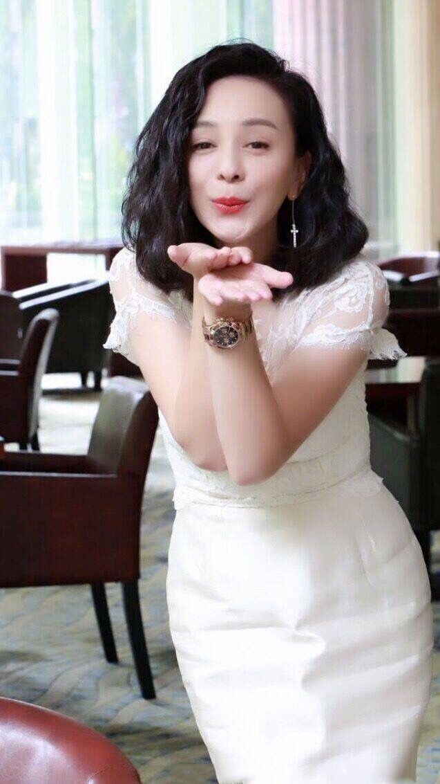 四十八岁的王琳依旧美艳如初，香槟色的裙子穿出优雅的感觉