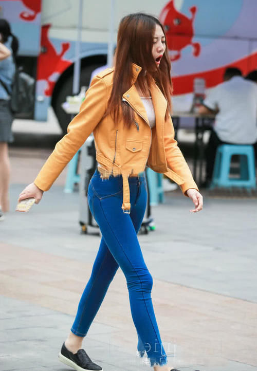 时尚辣妈丰腴大象腿紧致有力,紧身裤裹出肥硕臀线,边走边打哈欠