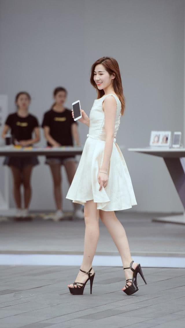 街拍：宁静柔和温柔的小姐姐，随性不羁的风格很气场！