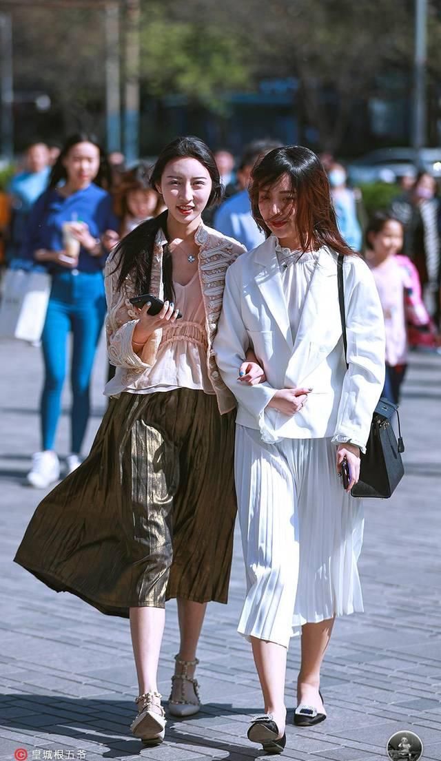  出自己：街拍：将追寻时尚当作一种习惯，穿衣搭配不必花费过多的时间