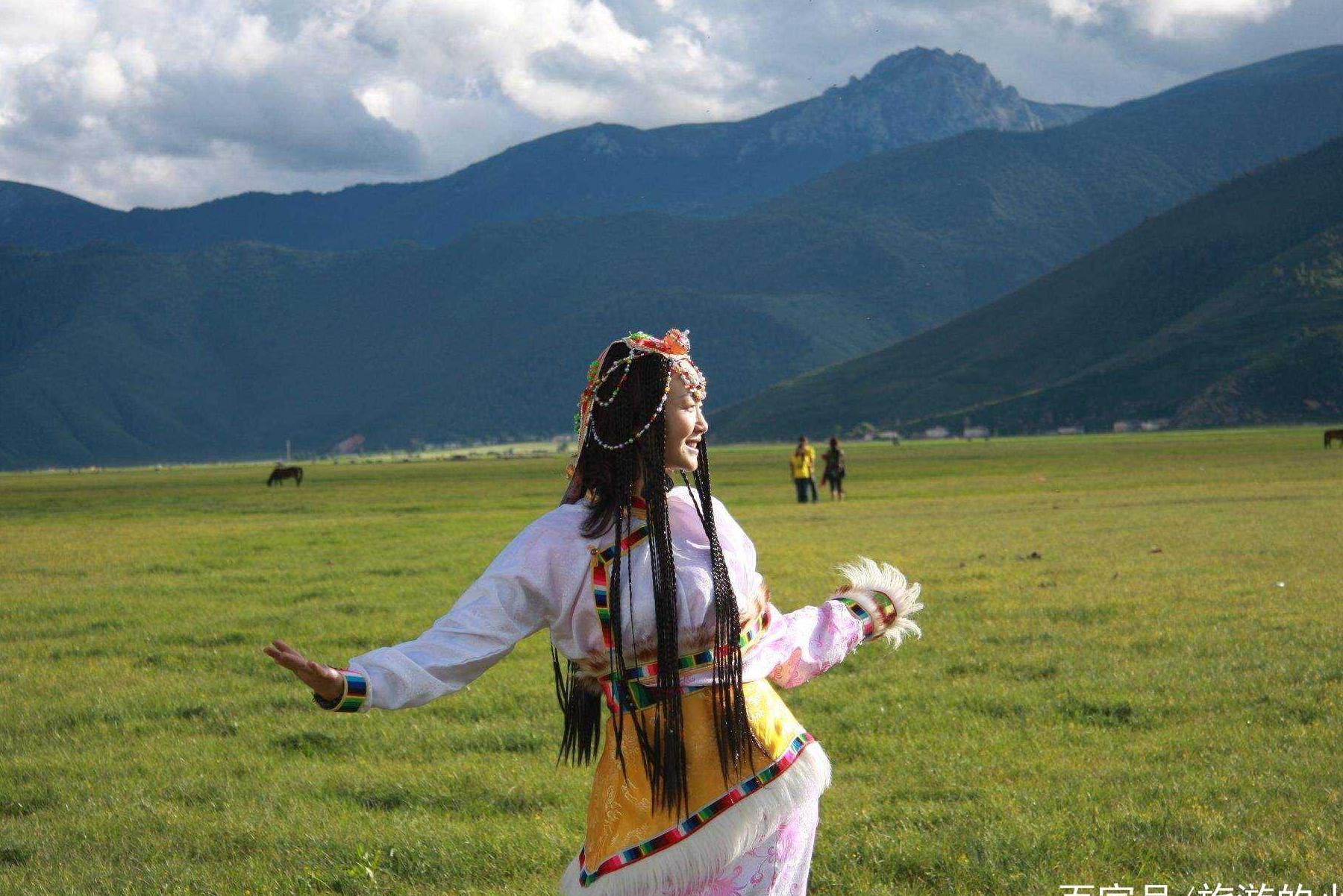 去西藏旅游，看到姑娘蹲在草丛冲你微笑，可能离开比较好！